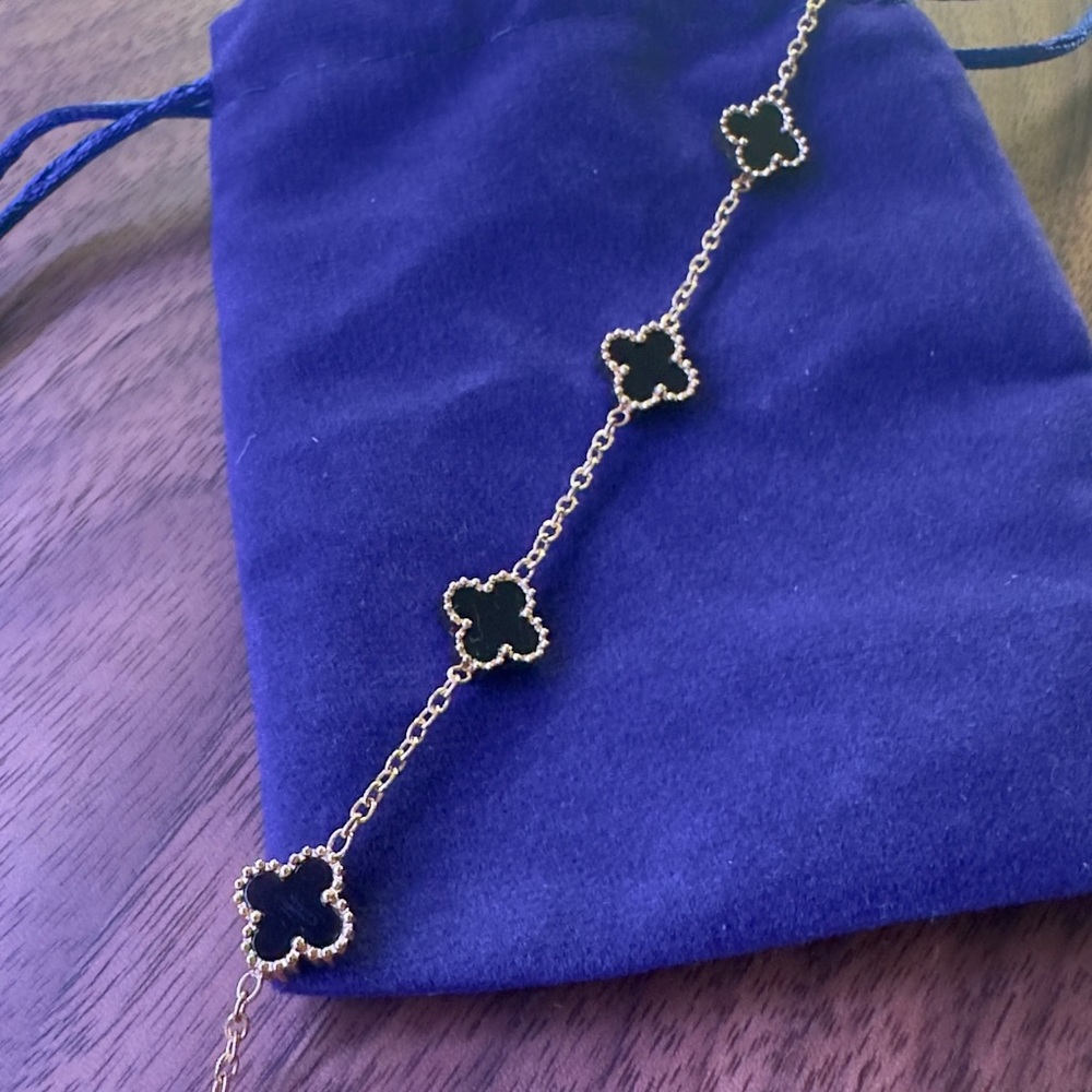 Step out in style with this timeless Clover & Flower triple set. - Picture 11 of 16